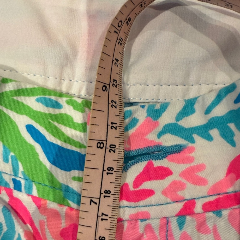 Lilly Pulitzer. Holy Grail Pinks blues  Patterned Shorts. Let's Cha Cha.  Size 8 - Picture 5 of 9